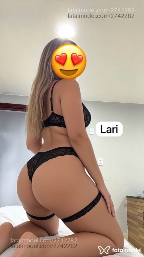 Acompanhante mulher loira (o) de olhos castanhos - Lari