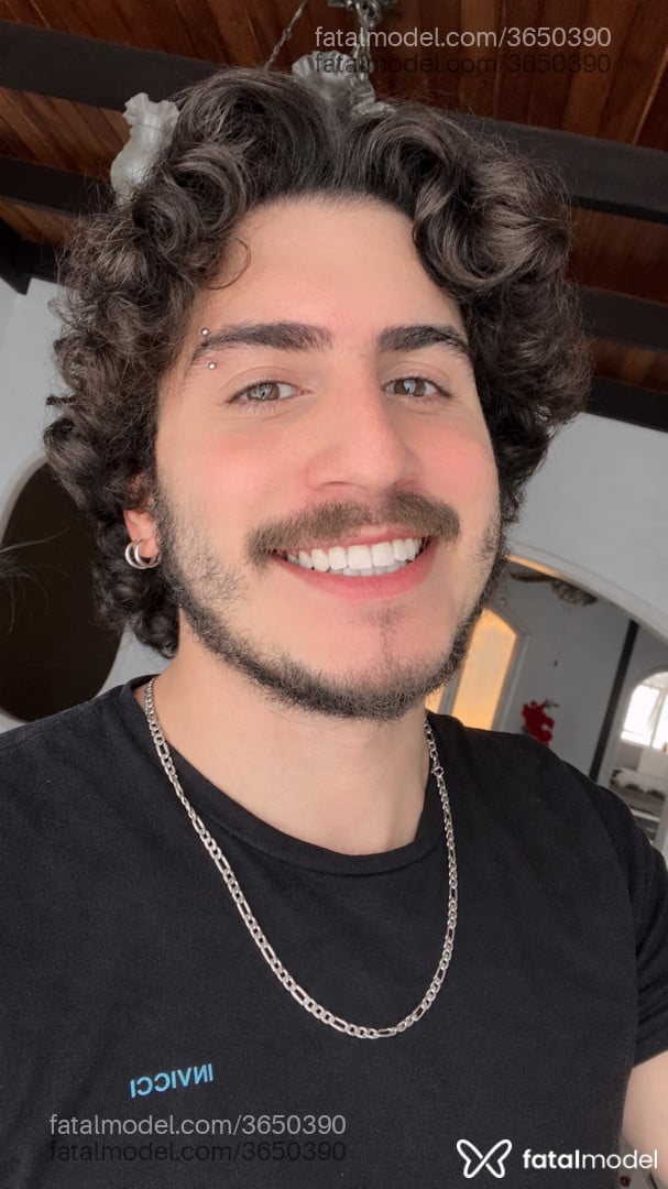 Acompanhante homem com cabelo castanho de olhos castanhos - Felipe