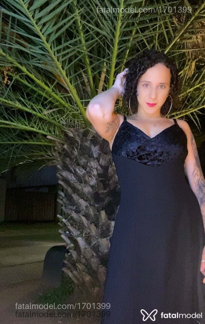 Acompanhante mulher com cabelo castanho de olhos verdes - Savana Oliveira