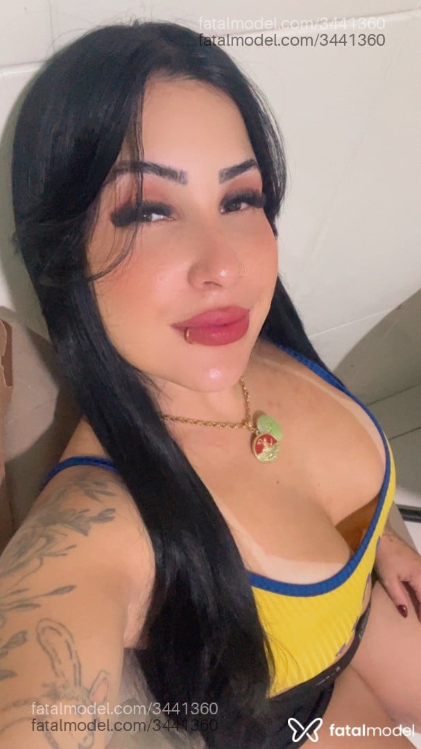 Acompanhante mulher morena (o) de olhos pretos - Jade Viana