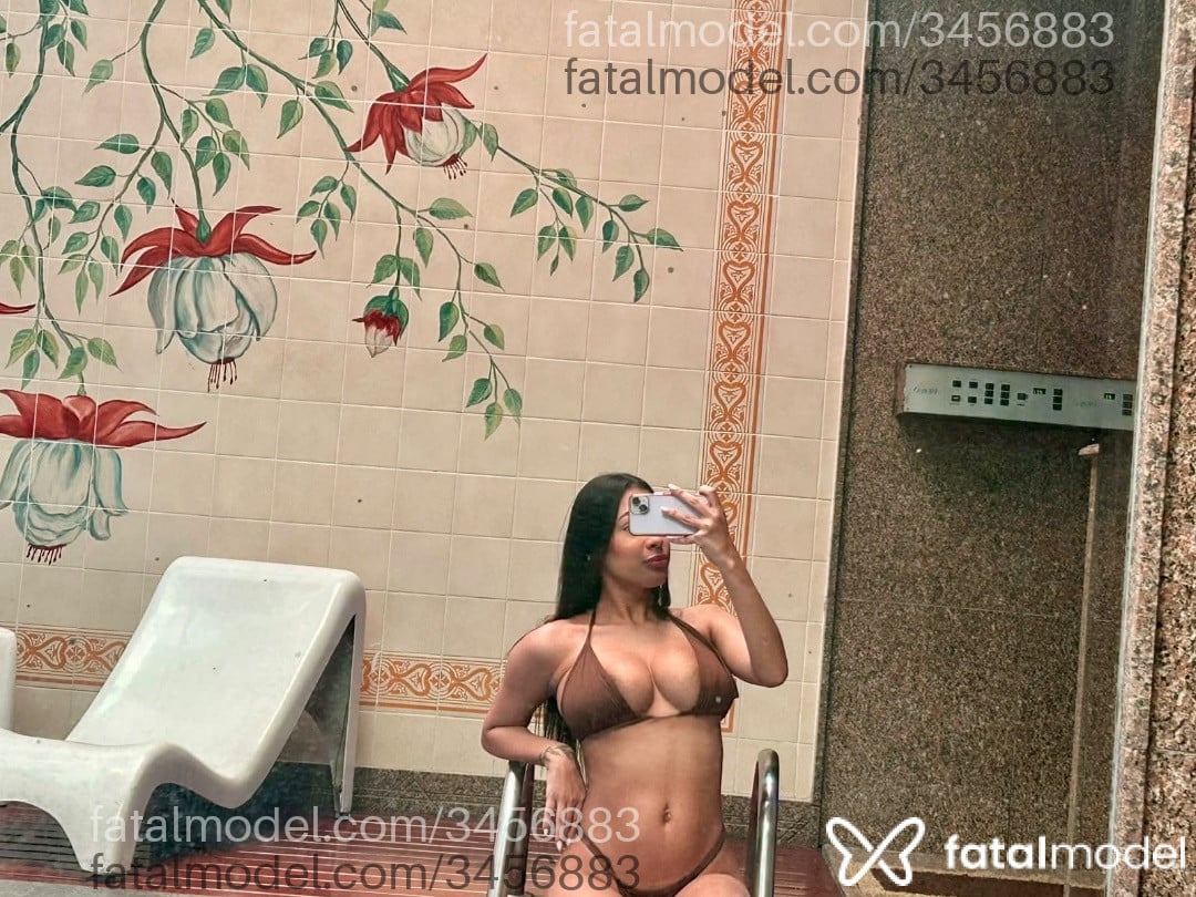 Acompanhante mulher morena (o) de olhos verdes - Giulia
