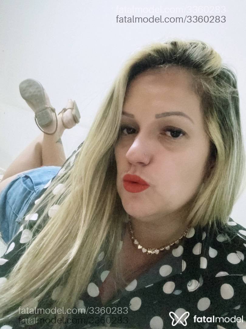 Acompanhante mulher loira (o) de olhos castanhos - Melissa