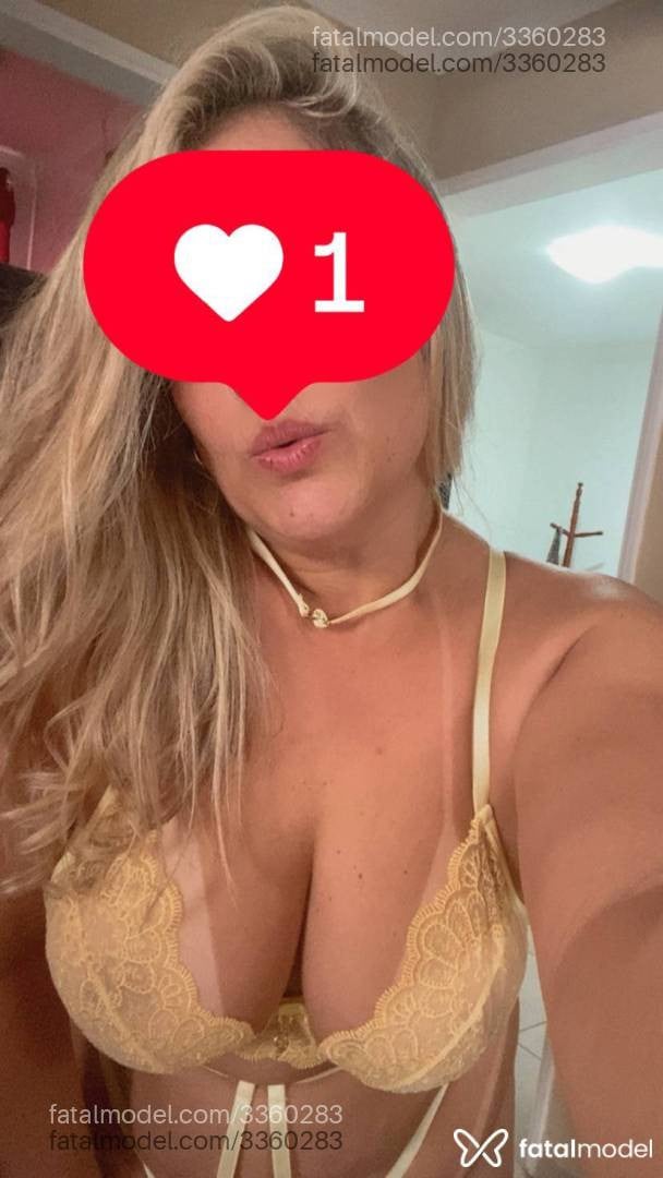 Acompanhante mulher loira (o) de olhos castanhos - Melissa