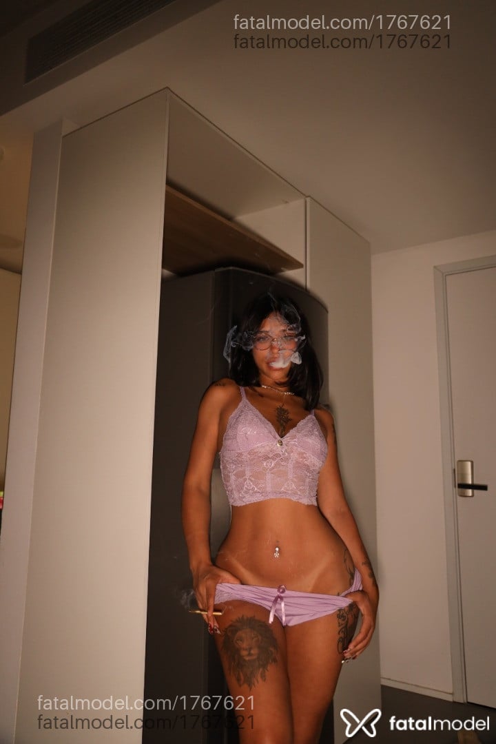 Acompanhante mulher morena (o) de olhos verdes - Mel Albuquerque