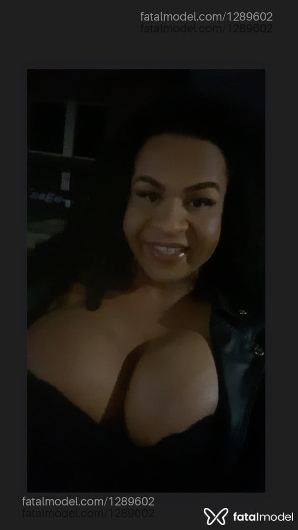 Acompanhante travesti com cabelo colorido de olhos mel - Amanda
