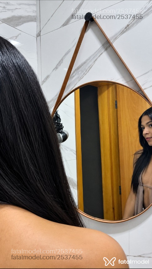 Acompanhante mulher trans com cabelo castanho de olhos pretos - Rafaelly
