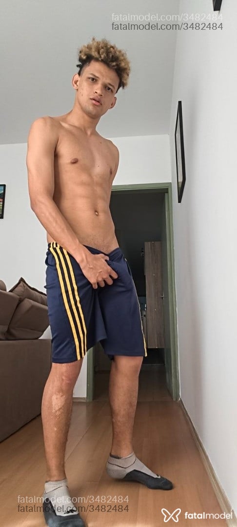 Acompanhante homem com cabelo castanho de olhos pretos - Ícaro Silva
