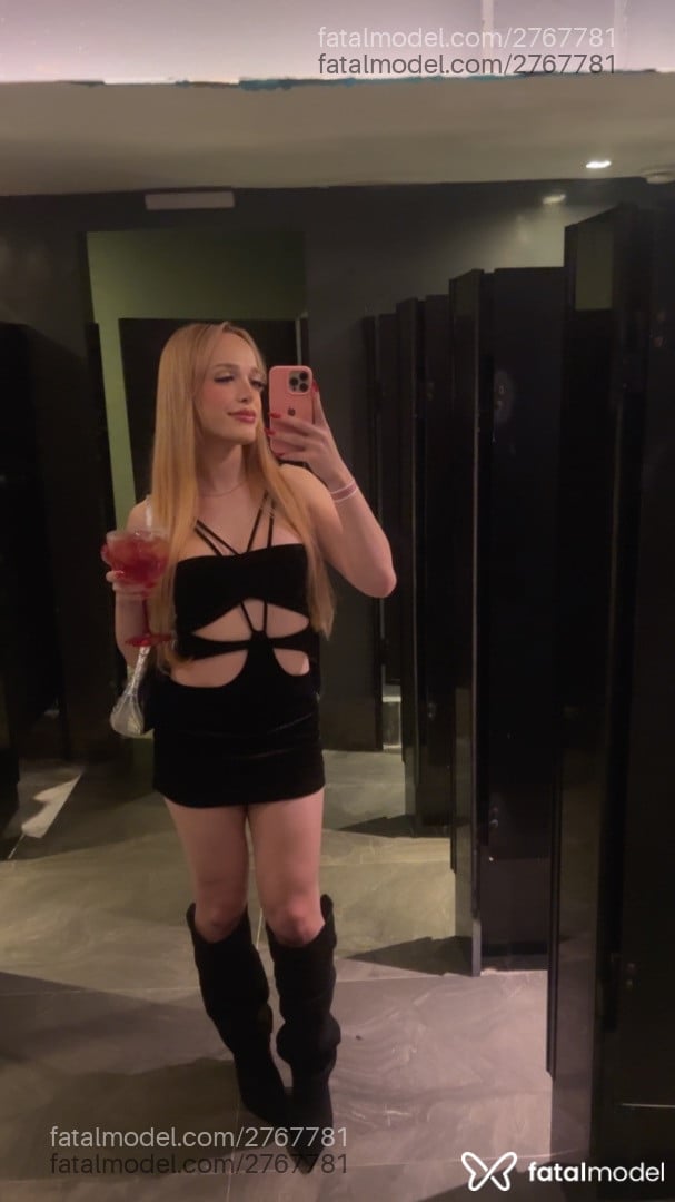 Acompanhante mulher trans loira (o) de olhos castanhos - Manu