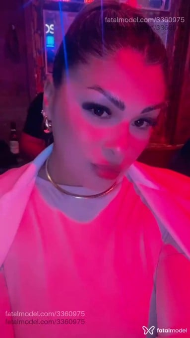 Acompanhante mulher loira (o) de olhos castanhos - Nicoly