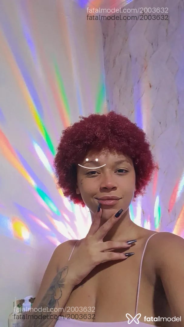 Acompanhante mulher ruiva (o) de olhos castanhos - Lua