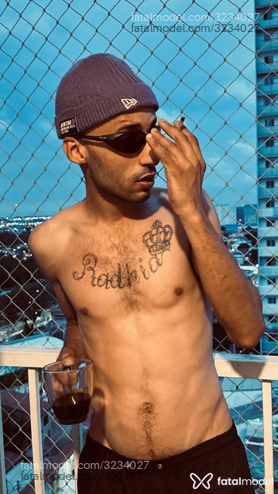 Acompanhante homem loira (o) de olhos pretos - Daniel