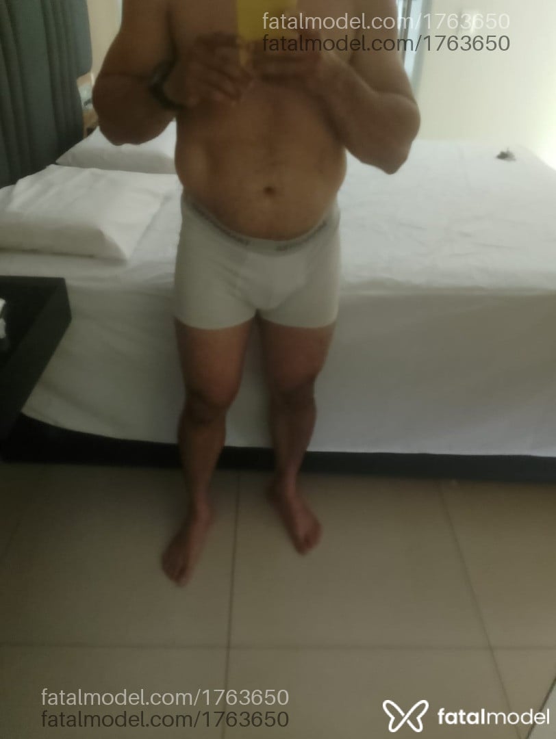 Acompanhante homem com cabelo castanho de olhos castanhos - Massoterapeutmarce