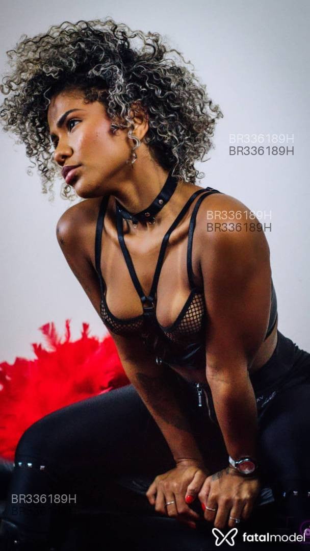 Acompanhante mulher loira (o) de olhos castanhos - Izadora Lina
