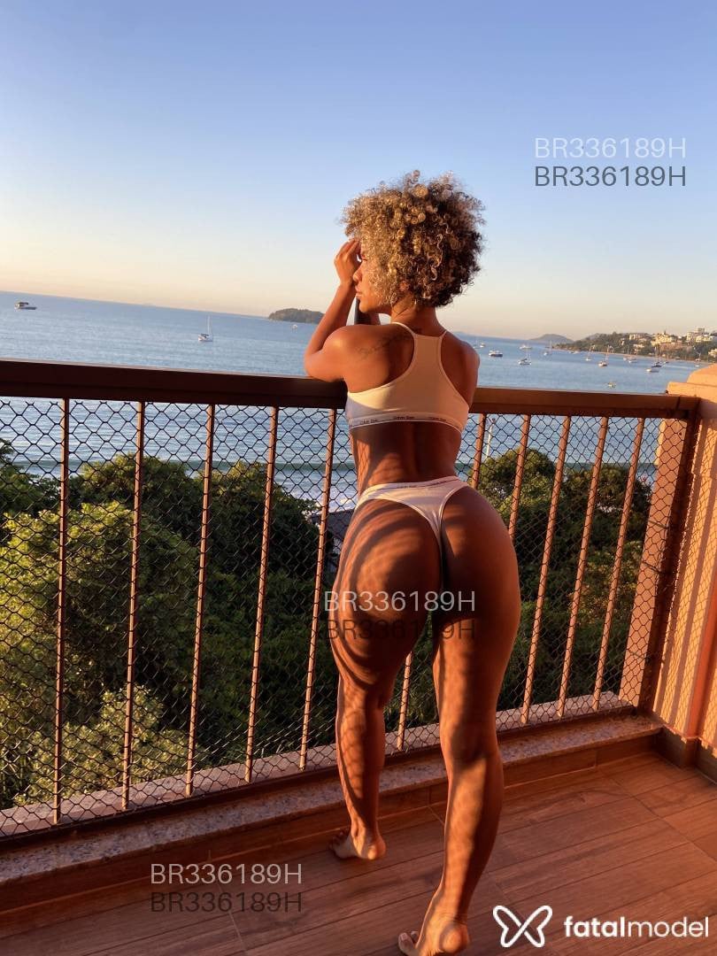 Acompanhante mulher loira (o) de olhos castanhos - Izadora Lina