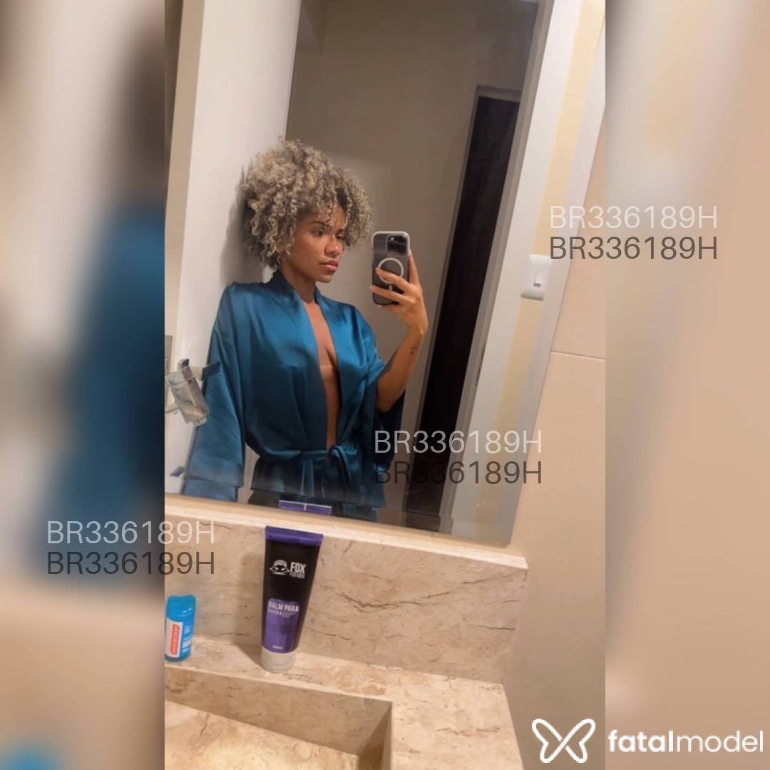 Acompanhante mulher loira (o) de olhos castanhos - Izadora Lina
