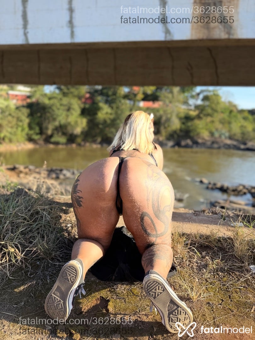 Acompanhante mulher com cabelo colorido de olhos mel - Morena Tatuadaa Acompanhante mulher com cabelo colorido de olhos mel - Morena Tatuadaa