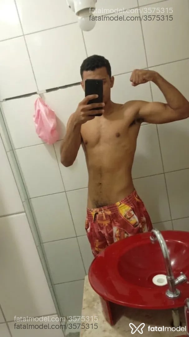 Acompanhante homem com cabelo castanho de olhos castanhos - Pretinho