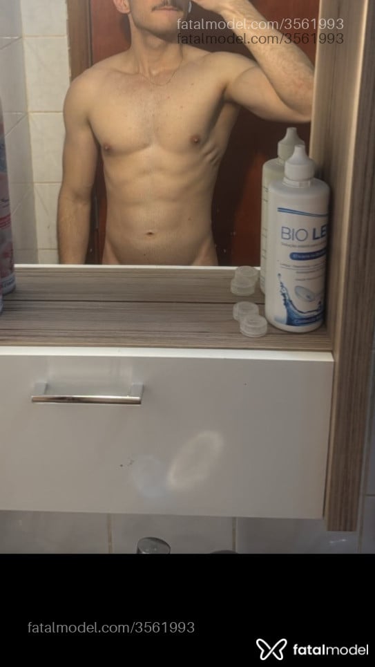 Acompanhante homem com cabelo castanho de olhos castanhos - Augusto