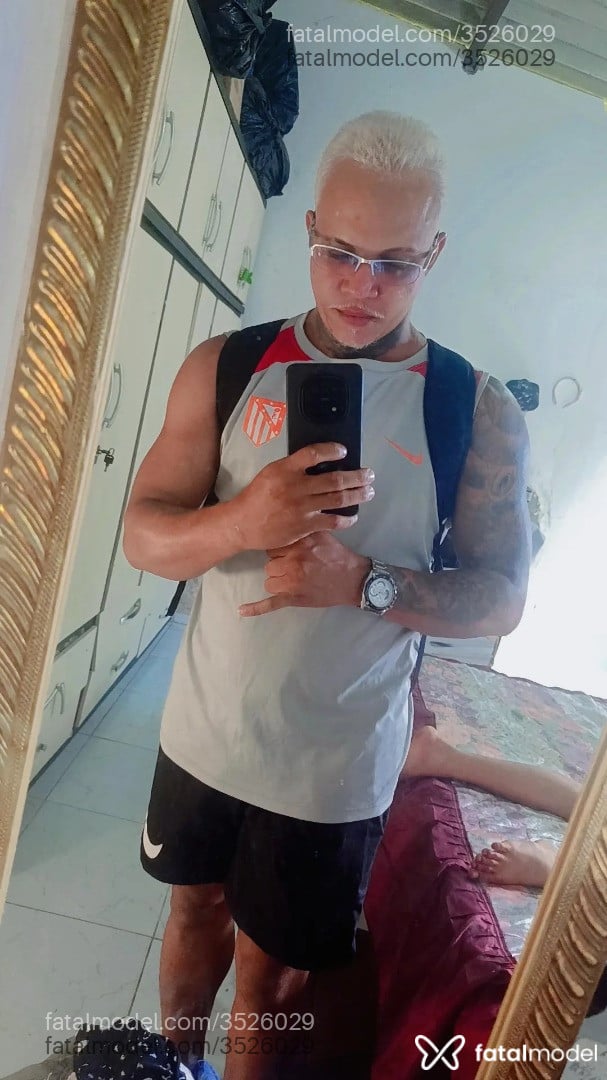 Acompanhante homem com cabelo castanho de olhos castanhos - Aleex Sandro