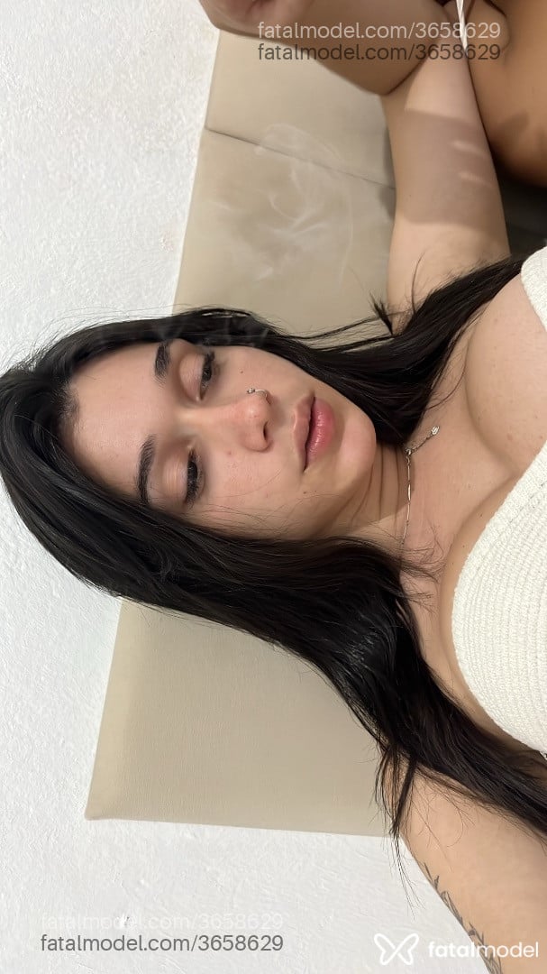 Acompanhante mulher trans morena (o) de olhos pretos - Mel Vitoria