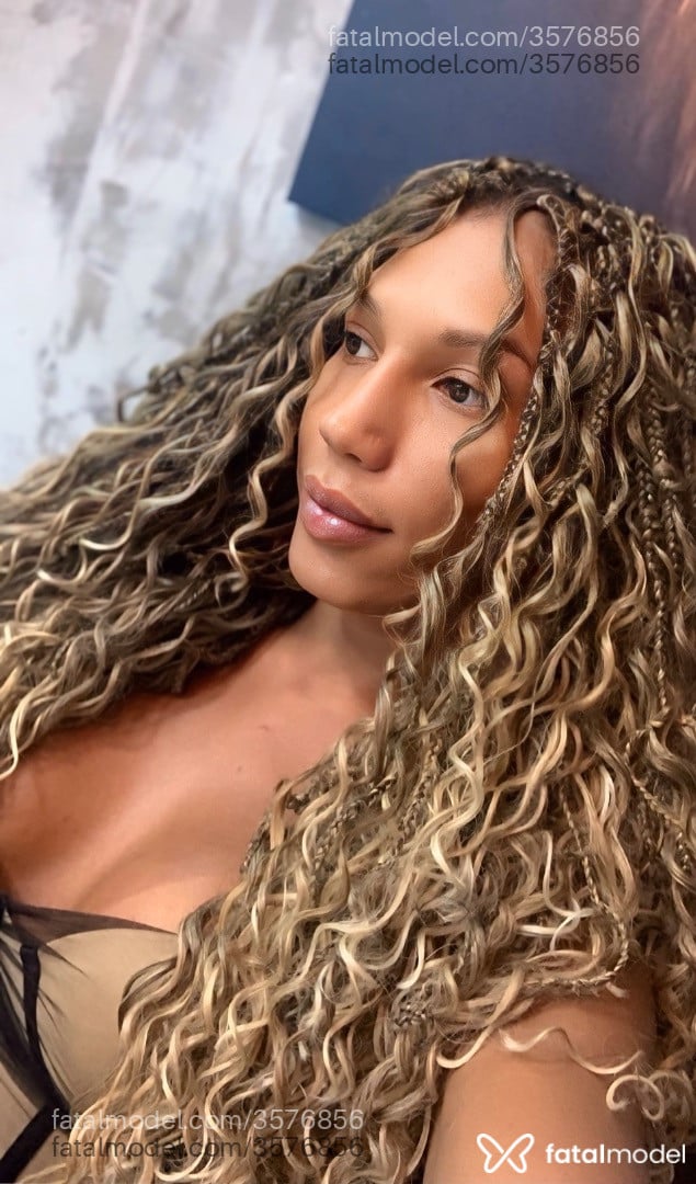 Acompanhante mulher trans loira (o) de olhos castanhos - Adria Knowles