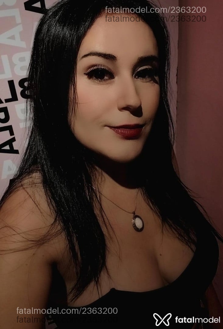 Acompanhante mulher morena (o) de olhos castanhos - Ravenne Noir