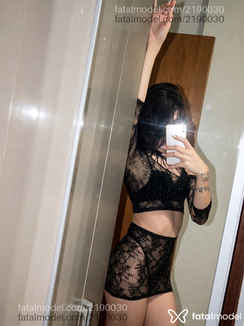 Acompanhante mulher trans com cabelo castanho de olhos castanhos - ímola