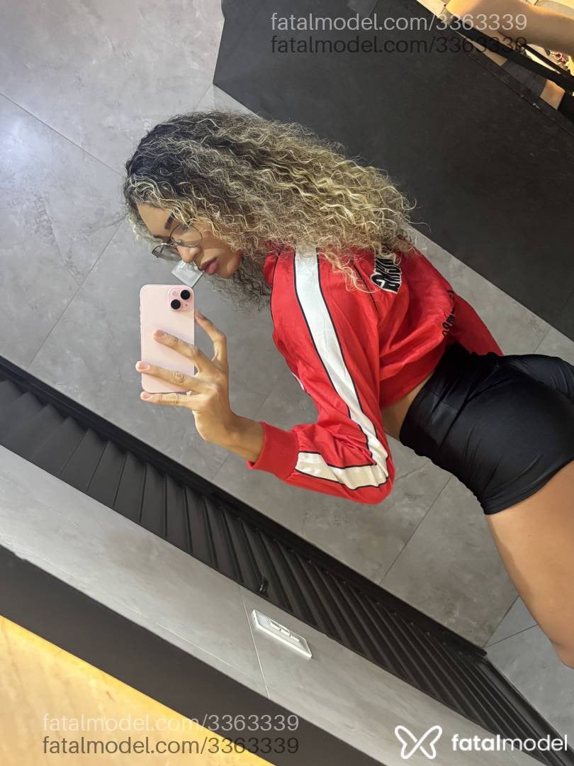 Acompanhante mulher trans loira (o) de olhos castanhos - Munik