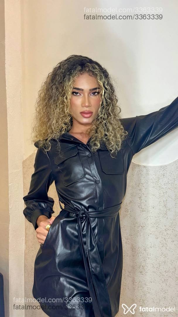 Acompanhante mulher trans loira (o) de olhos castanhos - Munik