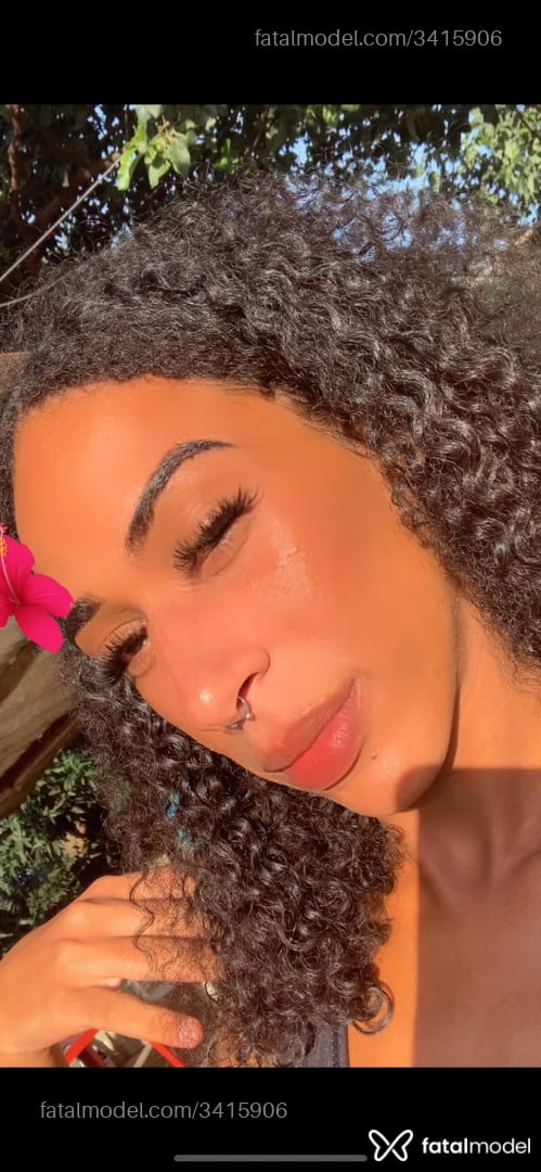 Acompanhante mulher trans morena (o) de olhos pretos - Luíza