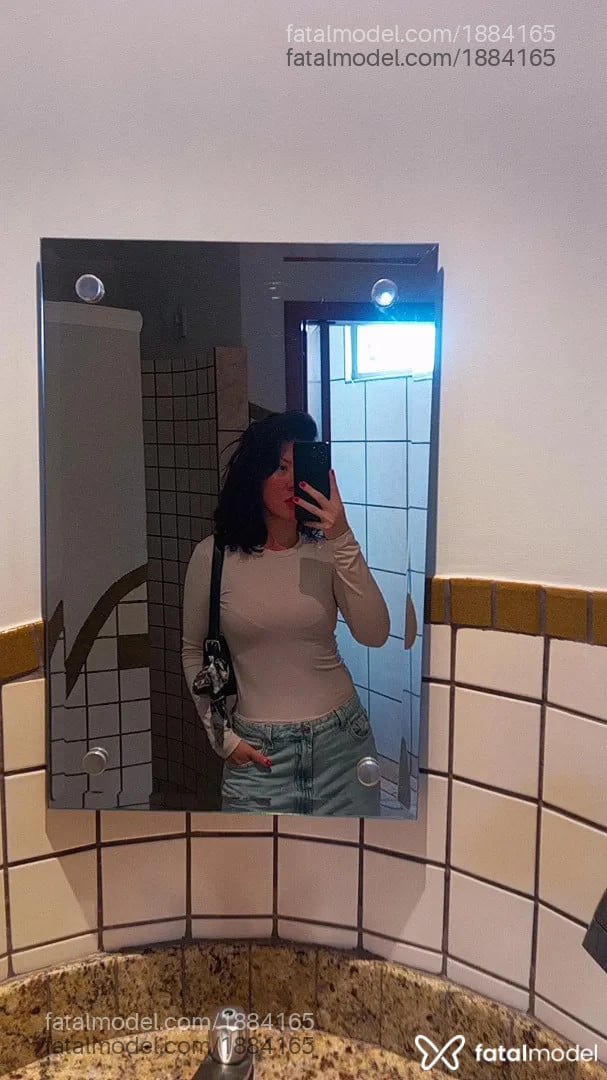 Acompanhante mulher com cabelo castanho de olhos castanhos - Luíza Graciela