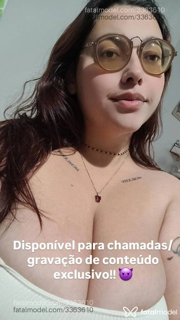 Acompanhante mulher com cabelo colorido de olhos castanhos - Luna Celeste