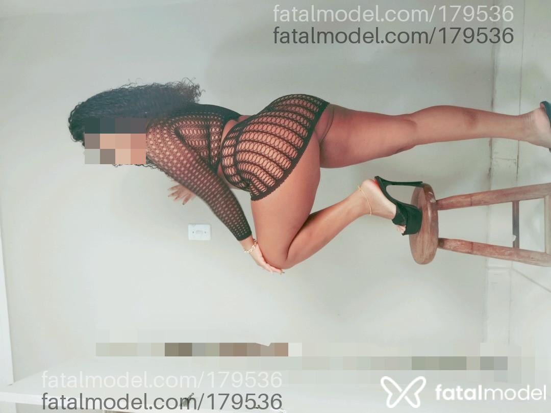 Acompanhante mulher com cabelo castanho de olhos castanhos - DADAI