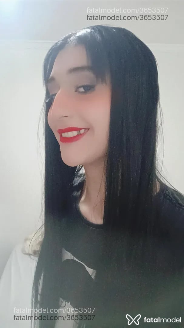 Acompanhante mulher trans com cabelo castanho de olhos castanhos - Maya Ferreira