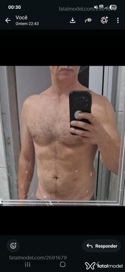 Acompanhante homem com cabelo colorido de olhos verdes - Guilherme