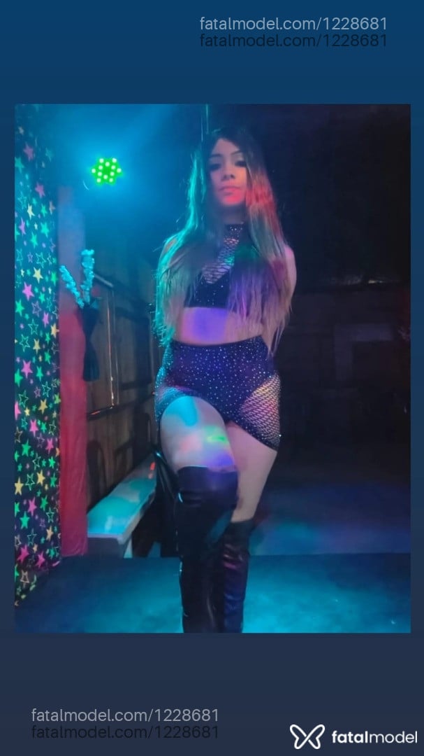 Acompanhante mulher loira (o) de olhos mel - ALEXIA
