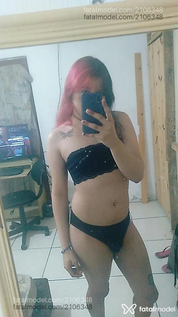 Acompanhante mulher trans com cabelo colorido de olhos castanhos - Mina