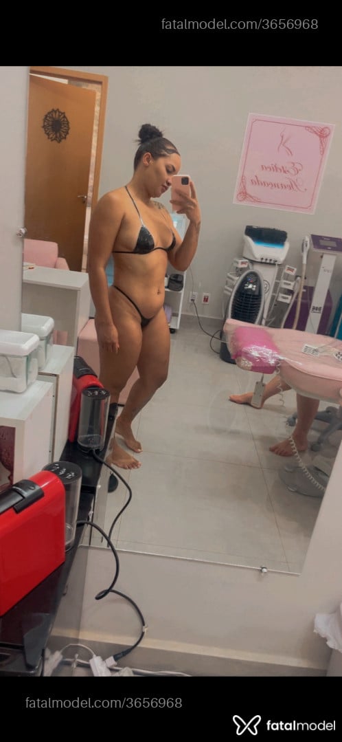 Acompanhante mulher ruiva (o) de olhos castanhos - Rhana