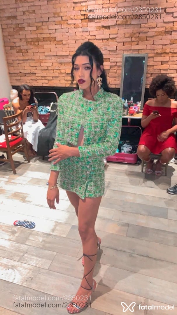 Acompanhante mulher trans morena (o) de olhos pretos - Sarah Angel