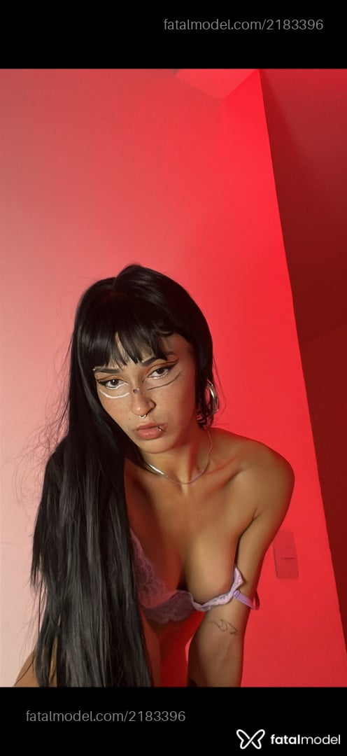 Acompanhante mulher morena (o) de olhos cinza - Jade Grespan