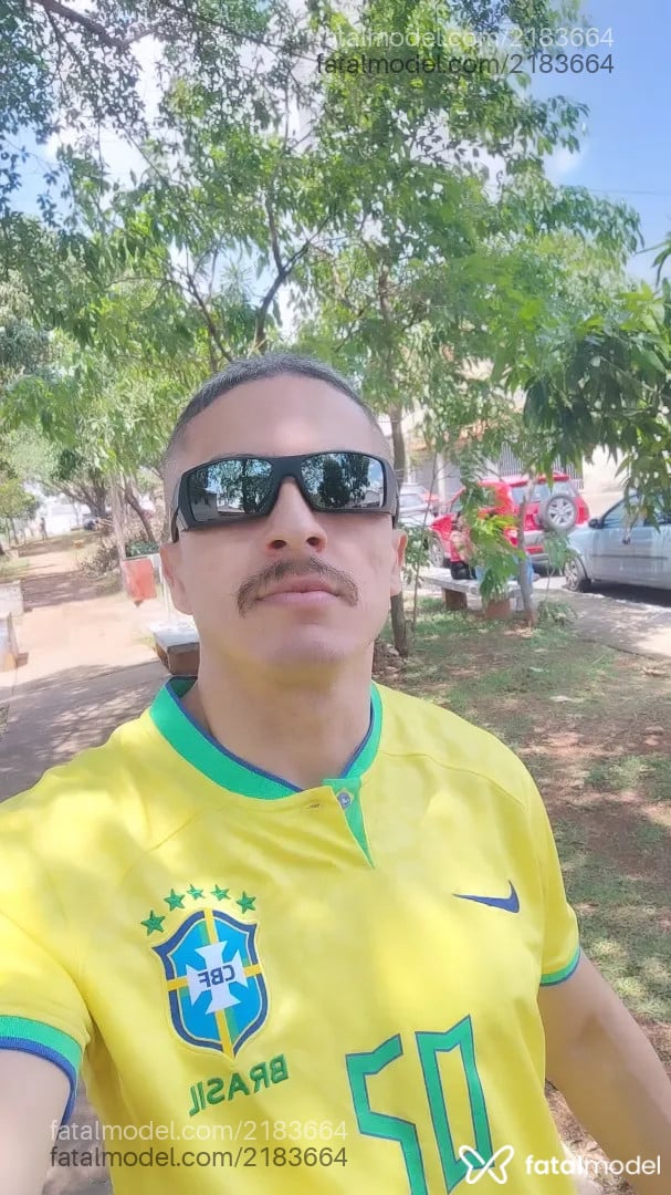 Acompanhante homem com cabelo castanho de olhos mel - Ceifador