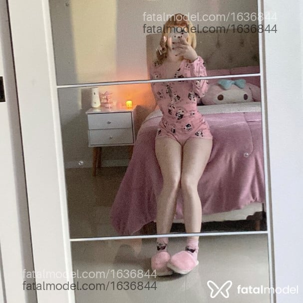Acompanhante mulher loira (o) de olhos castanhos - Camy Bunny