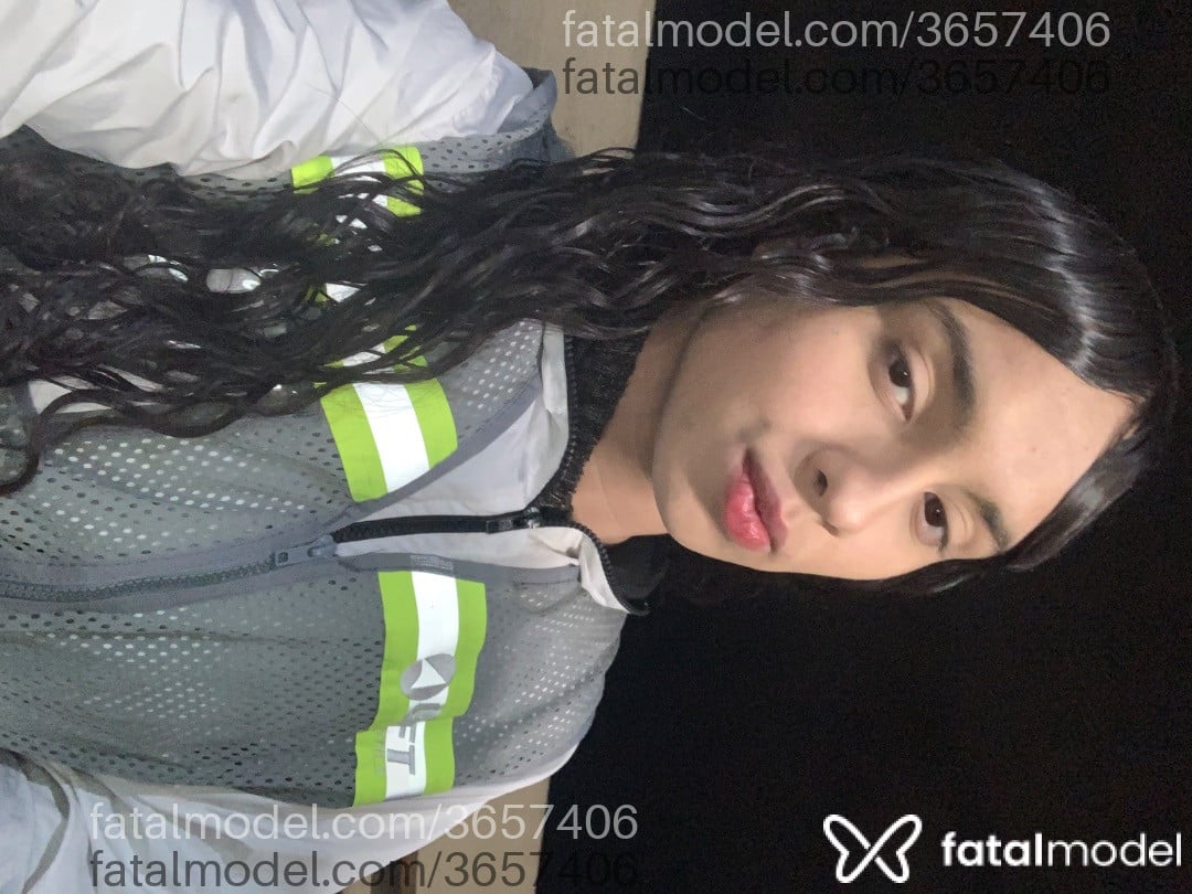 Acompanhante mulher trans com cabelo castanho de olhos pretos - Mirela Araujo