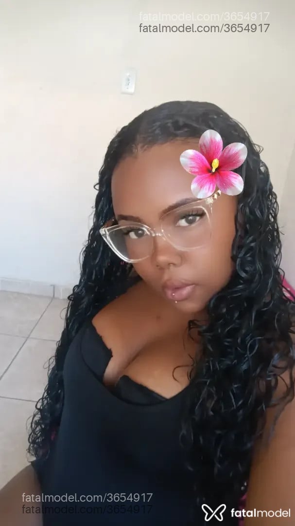 Acompanhante mulher morena (o) de olhos pretos - Camila