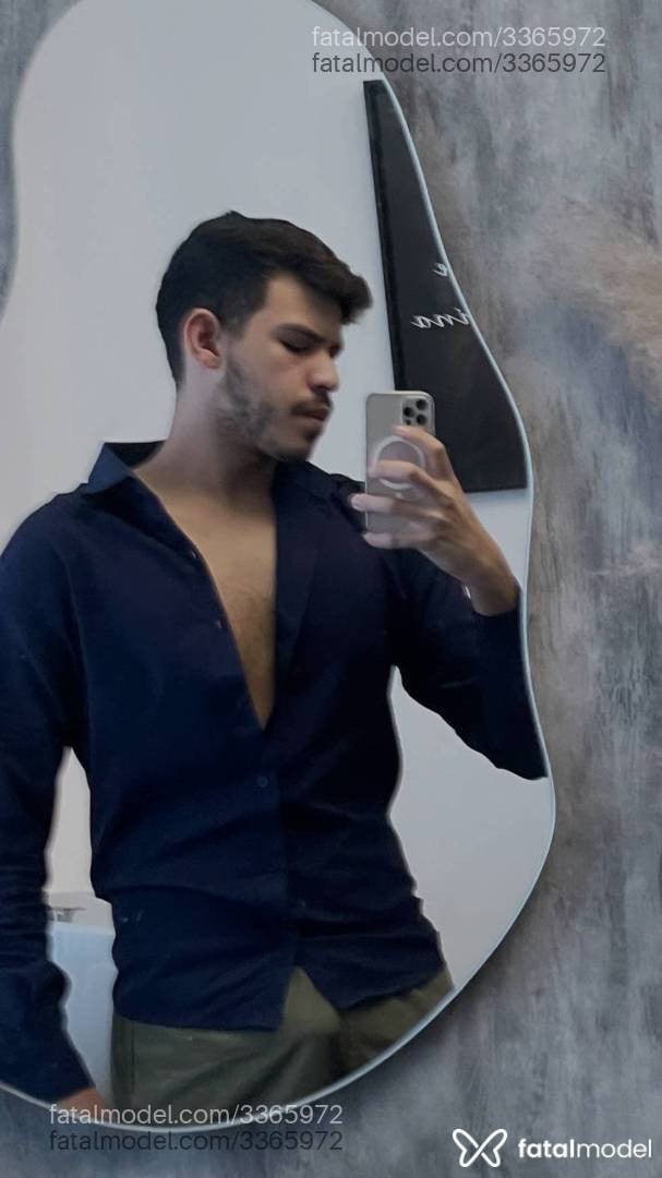 Acompanhante homem com cabelo castanho de olhos castanhos em Balneário Camboriú Acompanhante homem com cabelo castanho de olhos castanhos em Balneário Camboriú - Eduardo