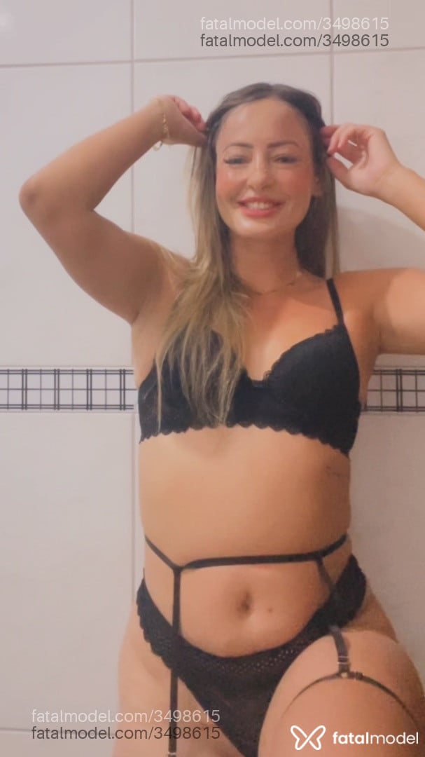 Acompanhante mulher loira (o) de olhos castanhos - Engel