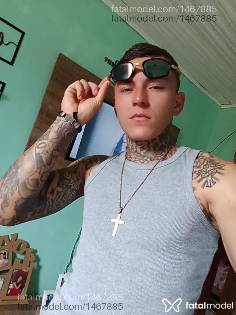 Acompanhante homem loira (o) de olhos castanhos - Derik