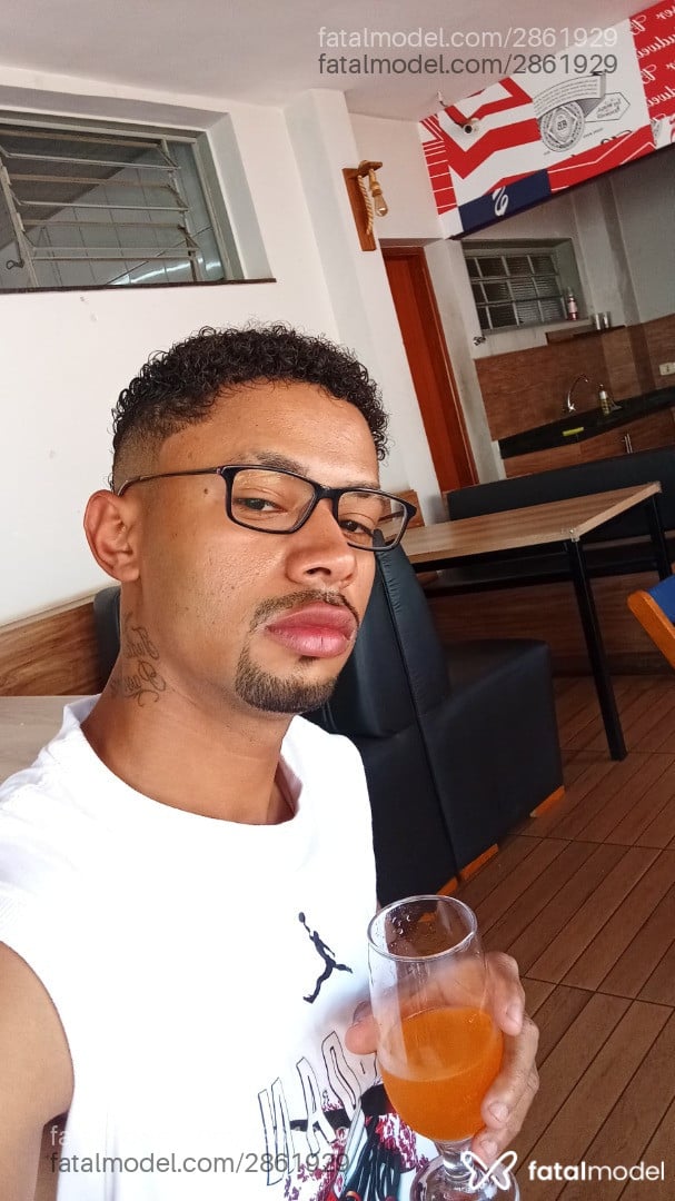 Acompanhante homem com cabelo castanho de olhos pretos - Sanddro Lúcio
