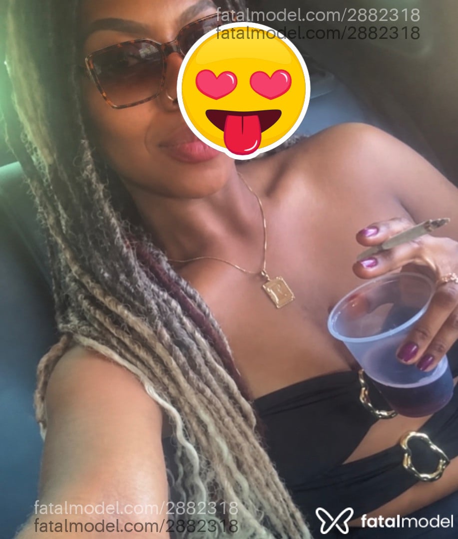 Acompanhante mulher com cabelo colorido de olhos castanhos - Pretah
