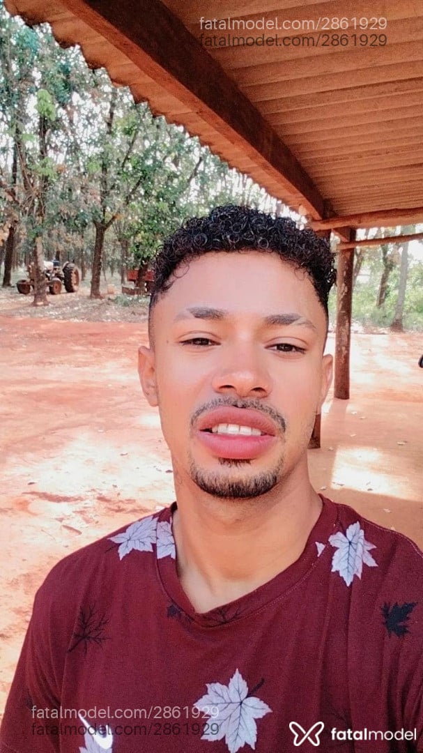 Acompanhante homem com cabelo castanho de olhos pretos - Sanddro Lúcio